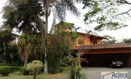 Villa Vianna- Casa aconchegante ao lado do Shopping, em condomínio de alto padrão, com espaços amplos e interligados a natureza!