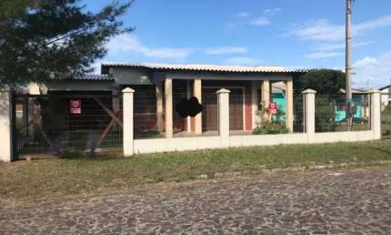 Casa com 3 quartos à venda na Zona Norte, Capão da Canoa  por R$ 650.000