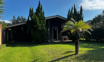 CASA DE 03 DORMITÓRIOS, SENDO 01 SUÍTE E VAGA COBERTA PARA 02 CARROS!