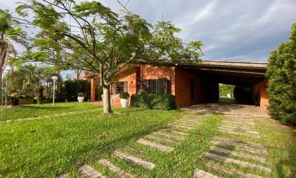 CASA A POUCOS PASSOS DO MAR DE 04 DORMITÓRIOS COM PISCINA E TERRENO 18x46