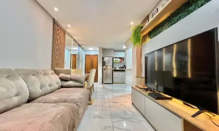 Amplo apartamento de um dormitório, com churrasqueira, mobiliado e decorado à 30m do mar!