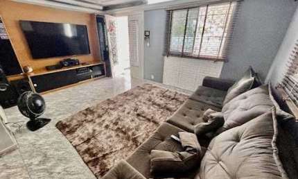Imperdível casa à venda em Santos-SP, bairro Encruzilhada! 3 quartos, 1 suíte, 2 salas, 2 banheiros, 2 vagas de garagem, 390m².