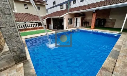 Imperdível casa à venda em Santos-SP, bairro Encruzilhada! 3 quartos, 1 suíte, 2 salas, 2 banheiros, 2 vagas de garagem, 390m².
