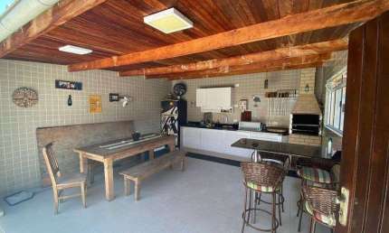 Imperdível casa à venda no Boqueirão em Santos-SP: 3 quartos, 3 suítes, 1 sala, 5 banheiros, 2 vagas de garagem, 220 m² de área.