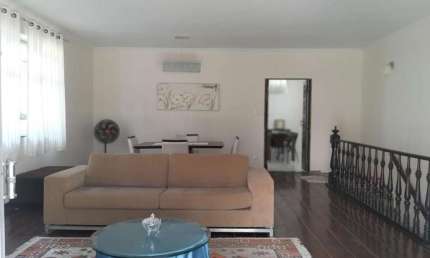 Casa Sobreposta Alta de 4 Quartos no Coração do Boqueirão, Santos-SP: Espaçosa, Confortável e Pronta para Morar!