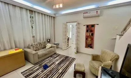 Casa à venda no Boqueirão, Santos-SP: Sobrado de 3 quartos, 1 suíte, 2 salas, 3 banheiros, 2 vagas de garagem, 163m². Agende sua visita!