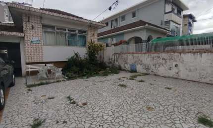 Casa à venda na Vila Belmiro, Santos-SP! 3 quartos, 1 sala, 2 banheiros, 6 vagas de garagem em 500m². Agende sua visita agora!
