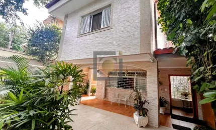 Casa isolada a venda na aparecida com 156m² úteis, 3 quartos sendo 2 suítes, quintal, 3 vagas de garagem