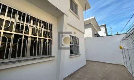 Casa sobreposta baixa à venda em Santos com 2 quartos e quintal