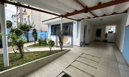 Casa à venda em Santos-SP, na Ponta da Praia, com 3 quartos, 1 sala, 2 banheiros e 197,00 m² de área.