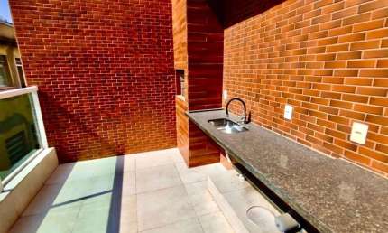 Casa de Luxo à Venda no Gonzaga, Santos-SP: 3 Quartos, 2 Suítes, 1 Sala, 5 Banheiros, 2 Vagas de Garagem, 210m².