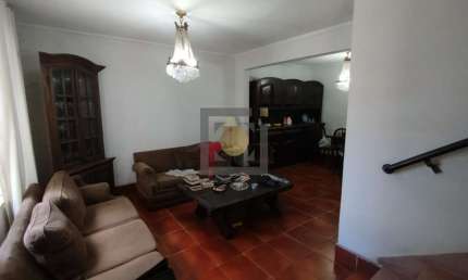 Casa à venda em Santos-SP, Boqueirão: 3 quartos, 2 salas, 1 vaga. Ambiente acolhedor e ideal para modernização!