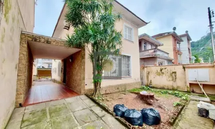 Imperdível: Casa à venda em Santos-SP, no Marapé, com 4 quartos, 2 salas, 3 banheiros, 3 vagas de garagem e 400m² de área.