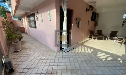 Casa à venda em Santos-SP, no Estuário, 3 quartos, 3 suítes, 1 sala, 3 banheiros, 2 vagas de garagem, 134,00m². Confira!