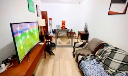 Apartamento à venda em condomínio na vila mathias, santos-sp: 1 quarto, sala, banheiro e 1 vaga de garagem. venha conhecer!
