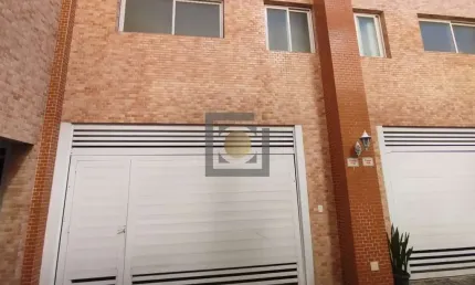 Triplex à venda no marapé: 2 quartos, 2 suítes, 1 sala, churrasqueira, piscina e salão de festas!