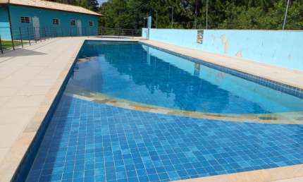 Casa térrea em Condomínio Colinas de Cotia, com lazer completo, 2 vagas livres, cercada de muito verde