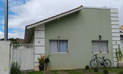 Casa térrea em Condomínio Colinas de Cotia, com lazer completo, 2 vagas livres, cercada de muito verde