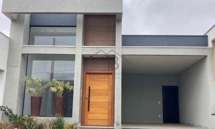 Vende-se Belíssima Casa Condomínio Mantova Indaiatuba São Paulo, Conhecida como Cidade Maravilhosa , esta localizada a 120 km da Capital Paulista .