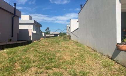 Excelente terreno no Condomínio Jardins Di Roma - 309 m² - ótima topografia e planta aprovada na Prefeitura - área de lazer completa. Prox ao Pq Ecol.