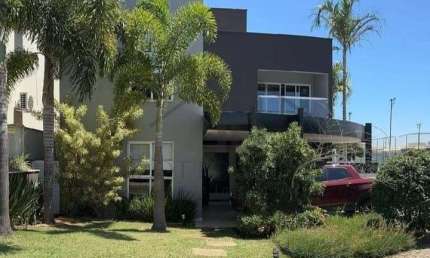 Casa de alto padrão em condomínio: 4 quartos, 4 suítes, 2 salas, 5 banheiros, 2 vagas na cidade de Indaiatuba-SP.