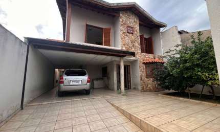 Imperdível casa à venda em Indaiatuba-SP, Jardim Imperial: 3 quartos, 1 suíte, 2 salas, 2 banheiros, 3 vagas, 221,20 m²