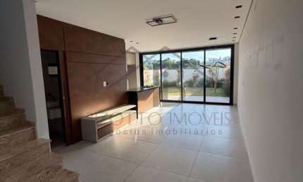 Lindo sobrado com 3 suites sendo uma com closet em condomínio com ótima localização