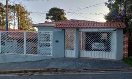 Casa térrea com 3 dormitórios mais edicula de 1 dormitório .