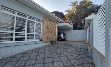 Casa térrea com 3 dormitórios mais edicula de 1 dormitório .