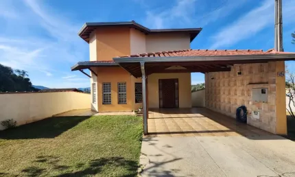 Sobrado em condomínio fechado com 2 dormitórios e mezanino.