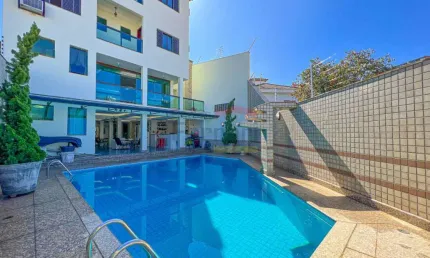 Residência Magnífica: 5 suítes, 8 vagas, piscina, academia, churrasqueira, 800m² construído.