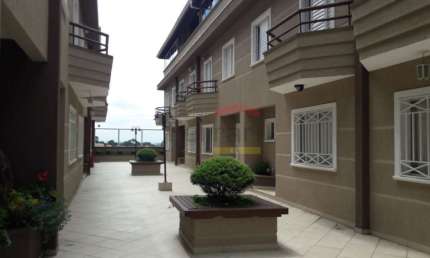 Sobrado triplex com 3 dormitórios 1 suite 4 vagas. Condomínio Fechado