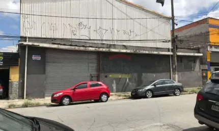 Galpão próximo com pé direito de 5,50m em local estratégico .