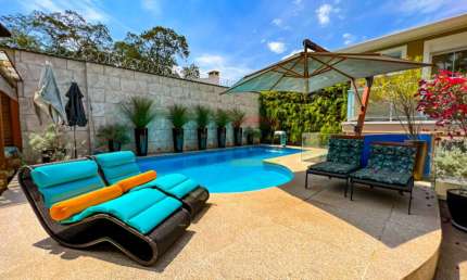Casa Térrea no Horto de luxo com piscina, 4 suítes, escritório, 8 vagas e segurança.