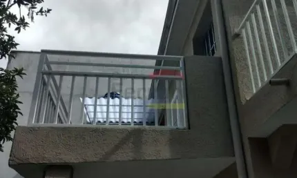IMÓVEL PARA RENDA - TERRENO COM 8 CASAS PARA LOCAÇÃO. POSSUI 3 VAGAS DE GARAGEM