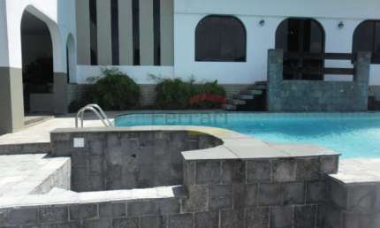 Sobrado no Jardim França com 06 suítes, 06 vagas e piscina