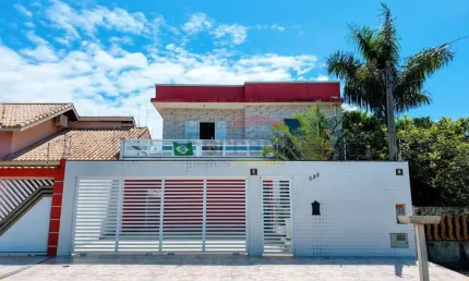 PERUÍBE, SOBRADO COM 6 ANOS DE CONSTRUÇÃO, 4 DORMITÓRIOS, 2 SUÍTES, 4 VAGAS E PISCINA