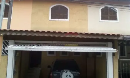 SOBRADO COM 02 DORMITÓRIOS, 02 VAGAS DE GARAGEM, QUINTAL, EDICULA
