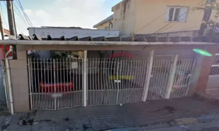 Casa com 4 cômodos + 4 casas de 2 cômodos e banheiro
