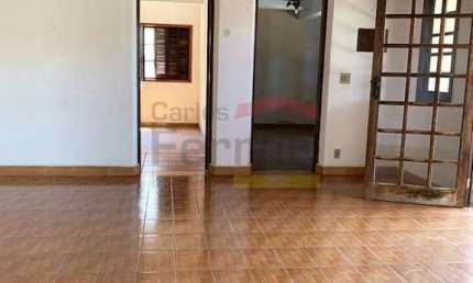 CASA TÉRREA PRÓXIMO AO HORTO COM 2 DORMITÓRIOS, QUINTAL, CHURRASQUEIRA, FORNO DE PIZZA, 4 VAGAS