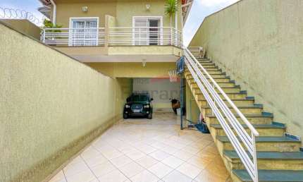 Casa no Tremembé com quintal, churrasqueira, corredor lateral, 3 vagas, 3 dormitórios e 1 suíte.