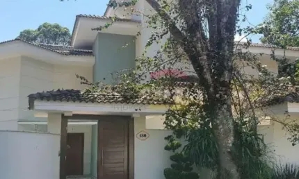 Casa de alto padrão a venda na Serra da Cantareira, condomínio fechado.