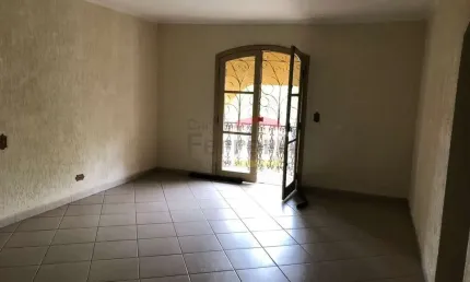 Sobrado em estilo colonial, localização privilegiada, área militar e arborizada. 10 vagas cobertas.