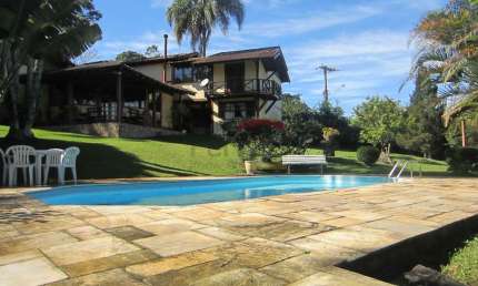 Casa em condomínio na Serra da Cantareira com chalépara hóspedes.