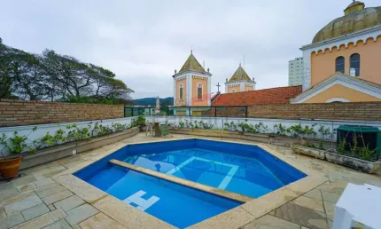 Luxuosa mansão, em condomínio moderno, seguro e bem localizado com vista para serra.
