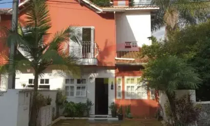 Condomínio Fechado, sobrado com 3 dormitórios, sendo 1 suíte, 2 vagas