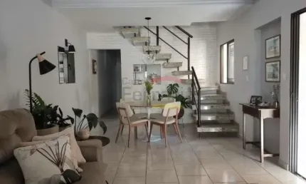 Sobrado com 4 Dormitórios, sendo 1 suítes, 2 vagas à Venda, 130 m²