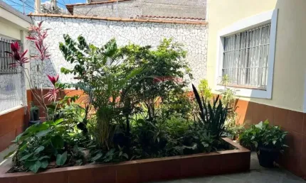 SOBRADO NA VILA HEBE, CONTENDO 4 DORMITÓRIOS, QUINTAL, 1 VAGA DE GARAGEM