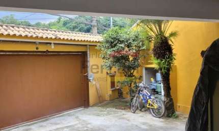 CASA TERREA NO HORTO FLORESTAL SENDO 2 DORMITÓRIOS, 1 SUÍTE, 5 VAGAS, ÁRVORES FRUTÍFERAS, 420M²