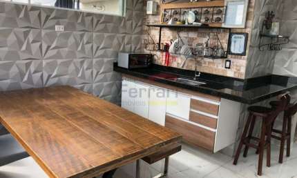 Casa em condomínio fechado, 2 suítes, 2 vagas, solarium com churrasqueira.
